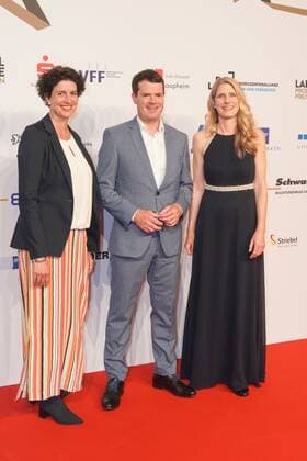 Zum fuenften Mal wird der Preis in Laupheim verilehen. Dagmar Biller, Bjoern Boehning, Eva Britta Wind - Verleihung des Carl Laemmle ProduzentenpreisZum fuenften Mal wird der Preis in Laupheim verilehen. Deutschland, Laupheim, Schloss Grosslaupheim, 12.05.2022