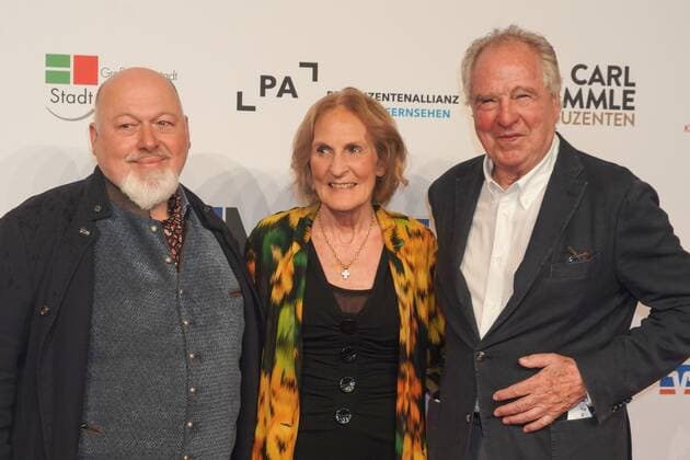 Zum fuenften Mal wird der Preis in Laupheim verilehen. Rainer Kaufmann, Dr. Gabriela Sperl, Friedrich von Thun - Verleihung des Carl Laemmle ProduzentenpreisZum fuenften Mal wird der Preis in Laupheim verilehen. Deutschland, Laupheim, Schloss Grosslaupheim, 12.05.2022