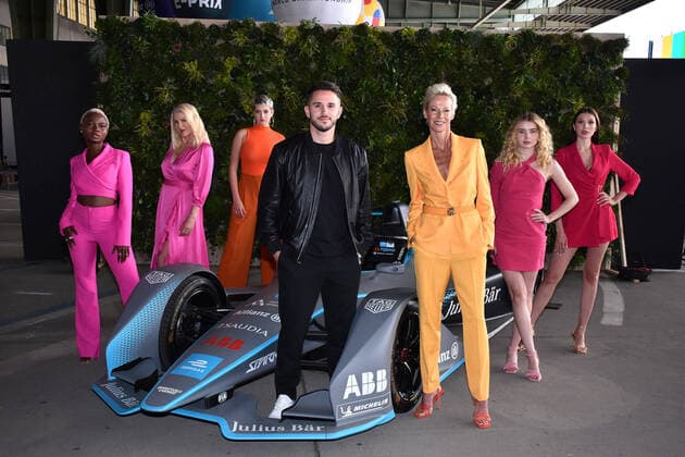Bilder des Jahres 2022, Entertainment 05 Mai Entertainment Bilder des Tages Germanys next Topmodel Kandidatin Noella, Lieselotte, Lou-Anne, Rennfahrer Daniel Abt, Martina, Luca und Anita beim Fotoshooting am Rande vom Formula E Weltmeisterschafts - Rennen auf dem Gelände vom Flughafen Tempelhof am 13.05.2022 in Berlin GnTM (Pro 7) Photoshooting mit den Finalistinnen auf dem Flughafen Tempelhof in Berlin *** Germanys next Topmodel contestant Noella, Lieselotte, Lou Anne, racing driver Daniel Abt, Martina, Luca and Anita at the photo shoot on the sidelines of the Formula E World Championship race on the grounds of Tempelhof Airport on 13 05 2022 in Berlin GnTM Pr 