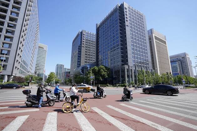 China s coronavirus battle Fewer vehicles than usual are seen in a business district of Beijing on May 13, 2022, as China maintains strict COVID-19 controls.  A14AA0001289337P