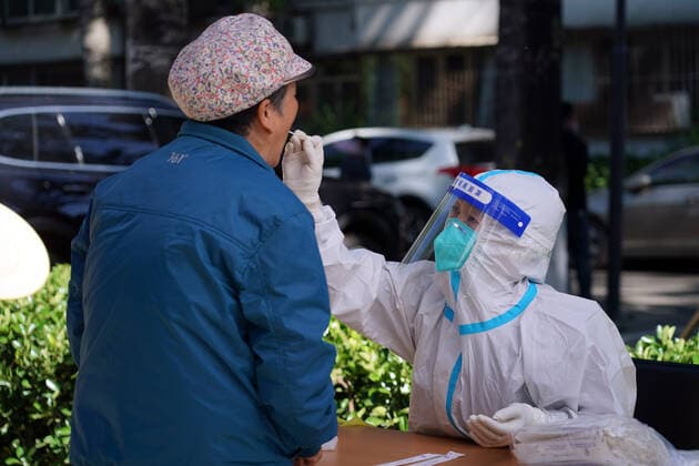 (220513) -- BEIJING, May 13, 2022 -- A medic takes a swab sample from a resident for nucleic acid test at a community in Haidian District of Beijing, capital of China, May 13, 2022. Beijing has started three additional rounds of mass nucleic acid testing in 12 districts from Friday to Sunday, as the Chinese capital races against time to contain the latest resurgence of COVID-19 infections. ) CHINA-BEIJING-COVID-19 (CN) RenxChao 