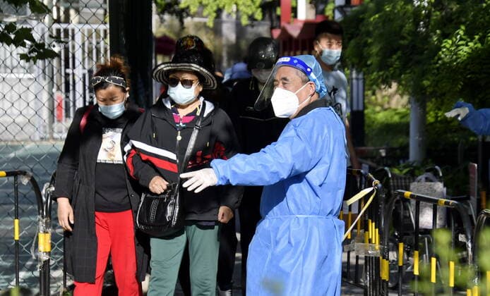 (220513) -- BEIJING, May 13, 2022 -- A volunteer guides citizens to the site of nucleic acid testing in Chaoyang District of Beijing, capital of China, May 13, 2022. Beijing plans to conduct three rounds of mass nucleic acid testing in 12 districts from Friday to Sunday. ) CHINA-BEIJING-COVID-19-NUCLEIC ACID TESTING (CN) LixXin 