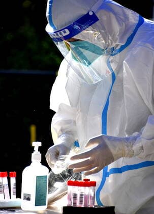 (220513) -- BEIJING, May 13, 2022 -- A medical worker prepares to take swab samples from citizens for nucleic acid testing in Chaoyang District of Beijing, capital of China, May 13, 2022. Beijing plans to conduct three rounds of mass nucleic acid testing in 12 districts from Friday to Sunday. ) CHINA-BEIJING-COVID-19-NUCLEIC ACID TESTING (CN) LixXin 
