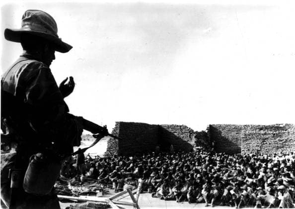 Suez Crisis, Egyptian prisoners guarded by Israeli soldiers Egyptian prisoners guarded by Israeli soldiers 1956 Egypt - Suez Crisis Washington - National Archives Copyright: xPhoto12x ASI01138_H304663