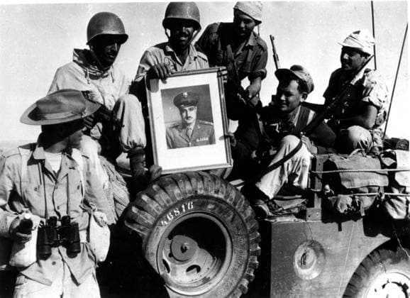 Suez Crisis, Israeli soldiers bringing back a portrait of Nasser as a souvenir Israeli soldiers bringing back a portrait of Nasser as a souvenir 1956 Egypt - Suez Crisis Washington - National Archives Copyright: xPhoto12x ASI01138_H304664