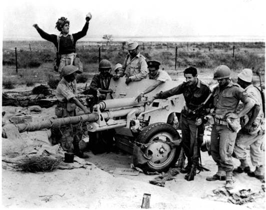 Suez Crisis, Israeli soldats examining the Soviet artillery captured from the Egyptians Israeli soldats examining the Soviet artillery captured from the Egyptians 1956 Egypt - Suez Crisis Washington - National Archives Copyright: xPhoto12x ASI01138_H304665