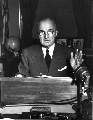 Korean War, President Truman declaring a state of emergency on the radio President Truman declaring a state of emergency on the radio December 1950 United States - Korean War Washington - National Archives Copyright: xPhoto12x ASI01138_H304715