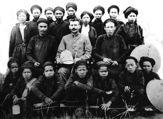 Conquest of Indo-China, French soldier in a group of Indo-Chinese Conquest of Indo-China, French soldier in a group of Indo-Chinese c. 1880 Indo-China Private collection Copyright: xPhoto12x ASI01138_H304763