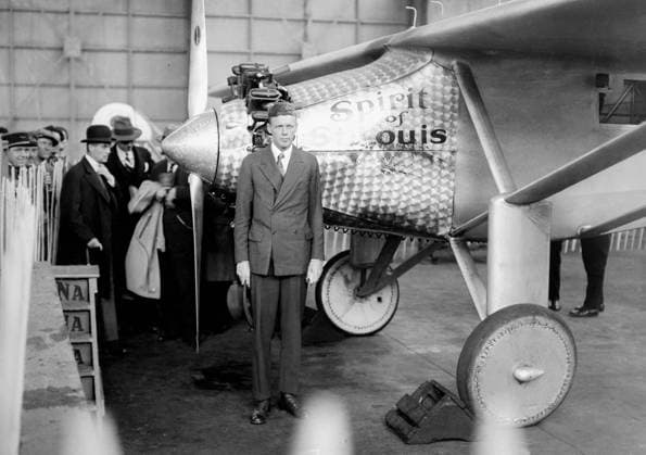 Charles Lindbergh. Atlantic crossing. Lindbergh next to the Spirit of St. Louis at Le Bourget airport Charles Lindbergh. Atlantic crossing. Lindbergh next to the Spirit of St. Louis at Le Bourget airport May 1927 France Excelcior Collection Copyright: xPhoto12x ASI01292_H306090_2312