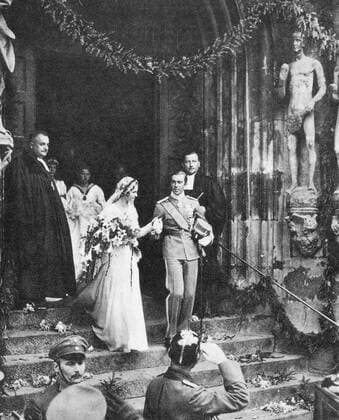 Wedding of Prince Gustav Adolf of Sweden with Princess Sibylle of Saxony-Coburg Germany, Coburg ; Prince Gustav Adolf of Sweden and Princess Sibylle of Saxony-Coburg on the square of St. Moritz church in Coburg Copyright: xPhoto12x COM14A06_048