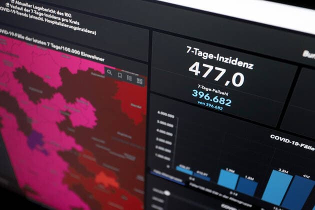 Dashboard des RKI, die 7-Tage-Inzidenz liegt nun bei 477,0 7-Tage-Inzidenz, Dashboard des RKI auf einem Monitor am 14.05.2022 in Siegen Deutschland.