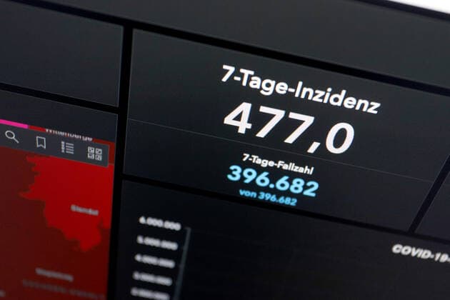 Dashboard des RKI, die 7-Tage-Inzidenz liegt nun bei 477,0 7-Tage-Inzidenz, Dashboard des RKI auf einem Monitor am 14.05.2022 in Siegen Deutschland.
