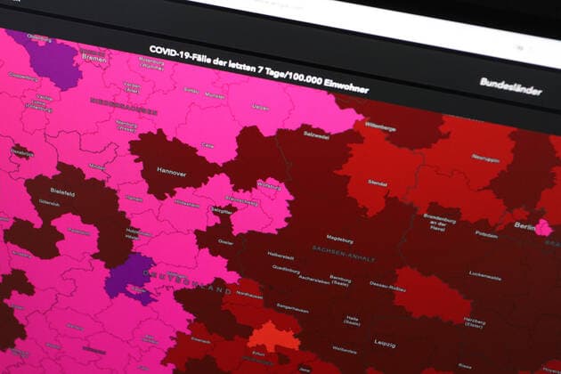 Dashboard des RKI, die 7-Tage-Inzidenz liegt nun bei 477,0 7-Tage-Inzidenz, Dashboard des RKI auf einem Monitor am 14.05.2022 in Siegen Deutschland.