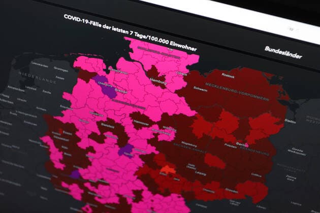 Dashboard des RKI, die 7-Tage-Inzidenz liegt nun bei 477,0 7-Tage-Inzidenz, Dashboard des RKI auf einem Monitor am 14.05.2022 in Siegen Deutschland.