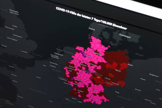 Dashboard des RKI, die 7-Tage-Inzidenz liegt nun bei 477,0 7-Tage-Inzidenz, Dashboard des RKI auf einem Monitor am 14.05.2022 in Siegen Deutschland.