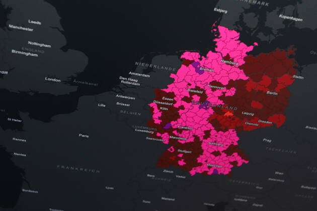 Dashboard des RKI, die 7-Tage-Inzidenz liegt nun bei 477,0 7-Tage-Inzidenz, Dashboard des RKI auf einem Monitor am 14.05.2022 in Siegen Deutschland.