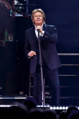 Howard Carpendale live bei einem Konzert seiner 50 Jahre - Die Show meines Lebens -Tour in der Lanxess-Arena. Köln, 13.05.2022 NRW Deutschland Copyright: xChristophxHardtx