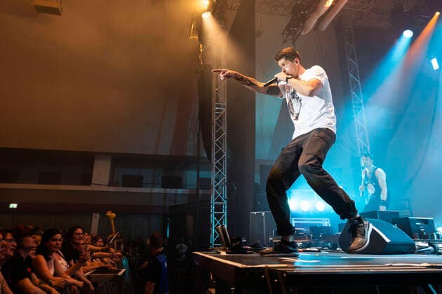 Vincent Stein von SDP live bei einem Kozert ihre Die Unendlichste Tour in der Thüringenhalle. Erfurt, 13.05.2022