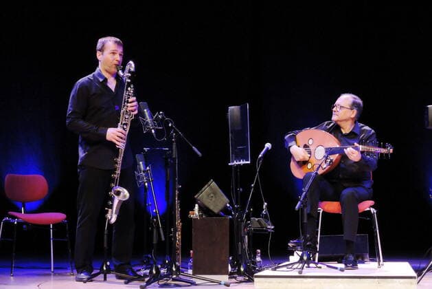 Der tunesische Oud-Spieler Anouar Brahem mit Klaus Gesing (bcl.) in der Philharmonie Essen. The Tunesian oud player Anouar Brahem with Klaus Gesing (bcl.) at the Philharmonie Essen. Essen NRW DEU;DE;GERMANY;DEUTSCHLAND;ALLEMAGNE