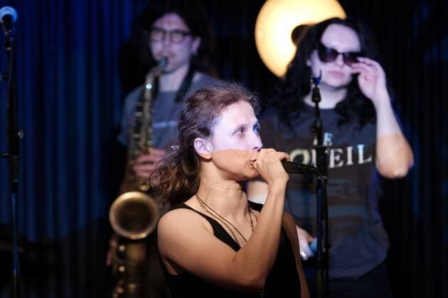 14.05.2022 xkhx Kassel Theaterstübchen 13. Kasseler JazzFrühling Soundcheck vor derm Konzert Pussy Riot Maria Aljochina, mit dabei Olga Borisowa, Diana Burkot (Drums, Keyboard), Anton Ponomarew (sax)