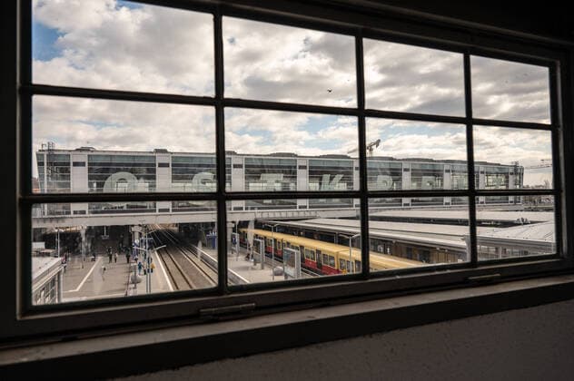 Berlin Friedrichshain Der Bahnhof Berlin Ostkreuz ist der am stärksten frequentierte Umsteigebahnhof der Eisenbahn in Berlin. Er liegt größtenteils im Osten des Ortsteils Friedrichshain, einzelne Teile liegen bereits im Ortsteil Rummelsburg. Im Turmbahnhof Ostkreuz kreuzen sich die Schlesische Bahn und die Ostbahn auf der unteren Ebene mit der Berliner Ringbahn auf der oberen Ebene. Berlin Friedrichshain Berlin Deutschland
