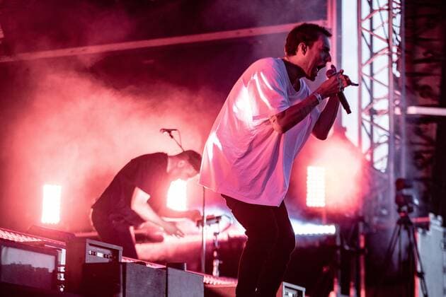 2022-05-14 20:50:20 SCHEVENINGEN - Kensington with lead singer Eloi Youssef performs during the beach concert Live on the Beach. ANP KIPPA PAUL BERGEN netherlands out - belgium out