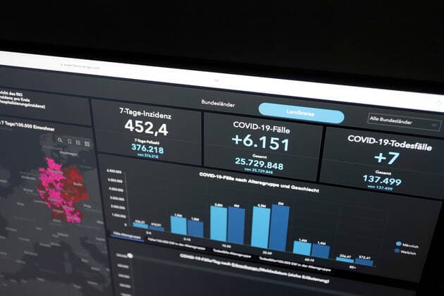 Dashboard des RKI, die 7-Tage-Inzidenz liegt nun bei 452,4 7-Tage-Inzidenz, Dashboard des RKI auf einem Monitor am 15.05.2022 in Siegen Deutschland.