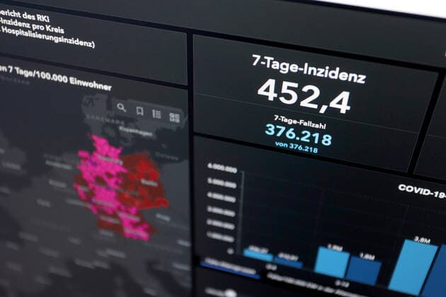 Dashboard des RKI, die 7-Tage-Inzidenz liegt nun bei 452,4 7-Tage-Inzidenz, Dashboard des RKI auf einem Monitor am 15.05.2022 in Siegen Deutschland.