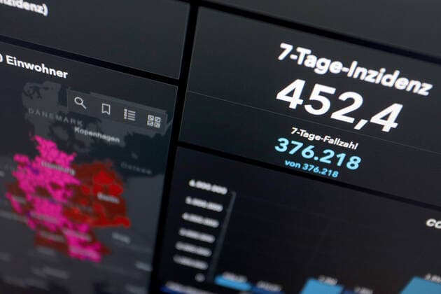 Dashboard des RKI, die 7-Tage-Inzidenz liegt nun bei 452,4 7-Tage-Inzidenz, Dashboard des RKI auf einem Monitor am 15.05.2022 in Siegen Deutschland.