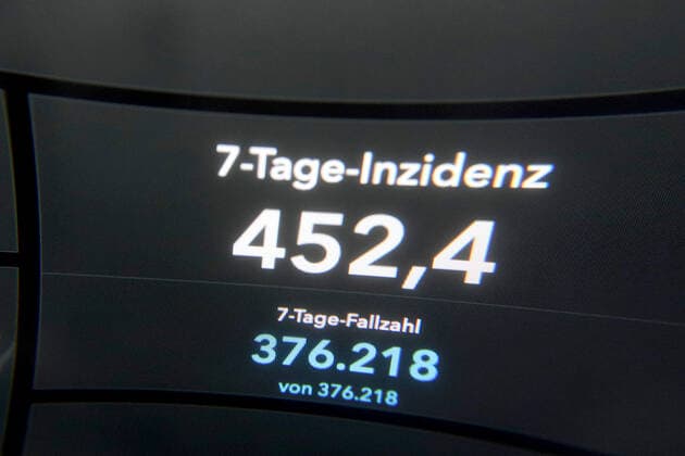 Dashboard des RKI, die 7-Tage-Inzidenz liegt nun bei 452,4 7-Tage-Inzidenz, Dashboard des RKI auf einem Monitor am 15.05.2022 in Siegen Deutschland.