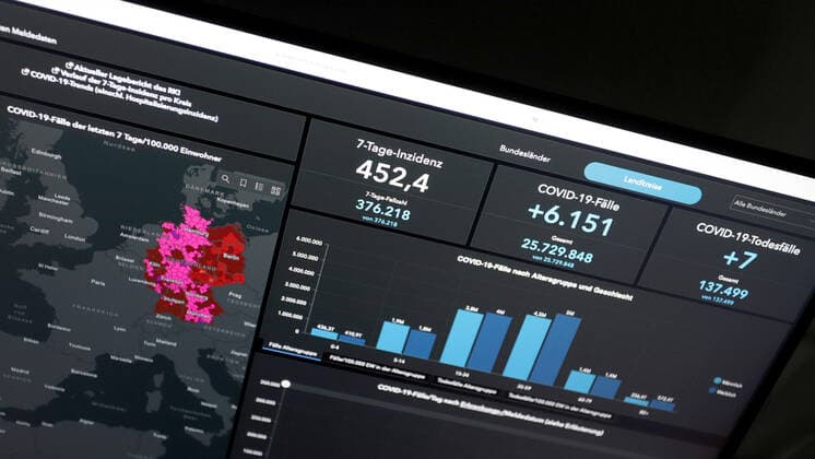 Dashboard des RKI, die 7-Tage-Inzidenz liegt nun bei 452,4 7-Tage-Inzidenz, Dashboard des RKI auf einem Monitor am 15.05.2022 in Siegen Deutschland.