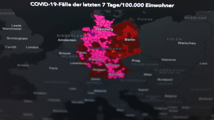 Dashboard des RKI, die 7-Tage-Inzidenz liegt nun bei 452,4 7-Tage-Inzidenz, Dashboard des RKI auf einem Monitor am 15.05.2022 in Siegen Deutschland.