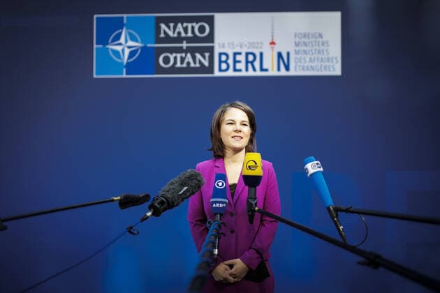 Bilder des Jahres 2022, News 05 Mai News Bilder des Tages Annalena Baerbock, Bundesaussenministerin, aufgenommen waehrend eines Doorsteps im Rahmen des informellen Treffens der NATO-AussenministerInnen in Berlin, 15.05.2022. Berlin Germany *** Annalena Baerbock, German Foreign Minister, taken during a doorstep at the informal meeting of NATO Foreign Ministers in Berlin, 15 05 2022 Berlin Germany Copyright: xJaninexSchmitzx