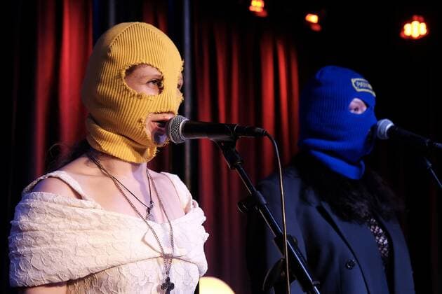 14.05.2022 xkhx Kassel Theaterstübchen 13. Kasseler JazzFrühling Konzert Pussy Riot Maria Aljochina (mit Fussfessel am Bein) mit dabei Olga Borisowa, Diana Burkot (Drums, Keyboard), Anton Ponomarew (sax)