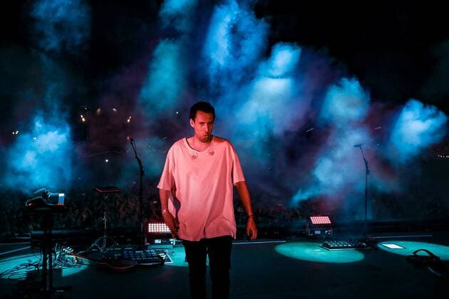 2022-05-14 21:49:49 SCHEVENINGEN - Lead singer Eloi Youssef of the Dutch rock band Kensington leaves the stage after their performance at beach concert Live on the Beach. ANP KIPPA PAUL BERGEN netherlands out - belgium out