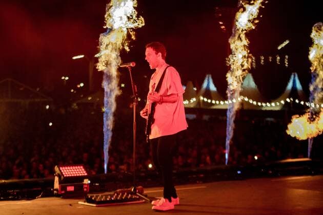 2022-05-14 21:46:39 SCHEVENINGEN - The Dutch rock band Kensington with lead singer Eloi Youssef performs during the beach concert Live on the Beach. ANP KIPPA PAUL BERGEN netherlands out - belgium out