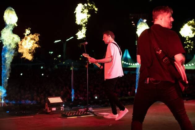 2022-05-14 21:46:43 SCHEVENINGEN - The Dutch rock band Kensington with lead singer Eloi Youssef performs during the beach concert Live on the Beach. ANP KIPPA PAUL BERGEN netherlands out - belgium out