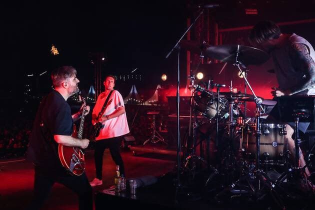 2022-05-14 21:48:56 SCHEVENINGEN - The Dutch rock band Kensington with lead singer Eloi Youssef, guitarist Casper Starreveld and drummer Niles Vandenberg will perform during the beach concert Live on the Beach. ANP KIPPA PAUL BERGEN netherlands out - belgium out