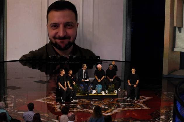 Foto IPP MIPA Milano 15 05 2022 trasmissione TV Che Tempo che fa nella foto il presidente dell Ucraina Volodymyr Zelensky in collegamento da Kiev mentre saluta e si complimenta con il gruppo musicale Kalush Orchestra vincitore dell Eurovision Song Contest, seduto tra di loro il conduttore Fabio Fazio Italy Photo Press - World Copyright *** Photo IPP MIPA Milan 15 05 2022 TV broadcast Che Tempo che fa Pictured is the President of Ukraine Volodymyr Zelensky reporting from Kiev as he greets and congratulates the Kalush Orchestra musical group that won the Eurovision Song Contest, seated between them host Fabio Fazio Italy Photo Press World Copyright  0