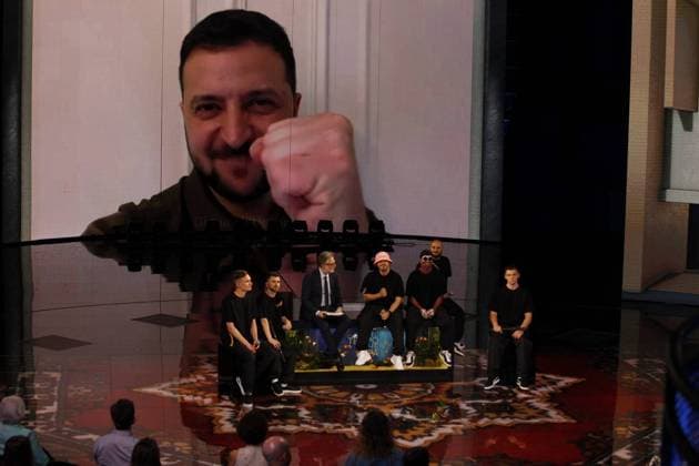Bilder des Jahres 2022, Entertainment 05 Mai Bilder des Jahres 2022, News 05 Mai News Bilder des Tages Foto IPP MIPA Milano 15 05 2022 trasmissione TV Che Tempo che fa nella foto il presidente dell Ucraina Volodymyr Zelensky in collegamento da Kiev mentre saluta e si complimenta con il gruppo musicale Kalush Orchestra vincitore dell Eurovision Song Contest, seduto tra di loro il conduttore Fabio Fazio Italy Photo Press - World Copyright *** Photo IPP MIPA Milan 15 05 2022 TV broadcast Che Tempo che fa Pictured is the President of Ukraine Volodymyr Zelensky reporting from Kiev as he greets and congratulates the Kalush Orchestra musical group that won the Eurovision Song Contest, seated between them host Fabio Fazio Italy Photo Press World Copyright  0