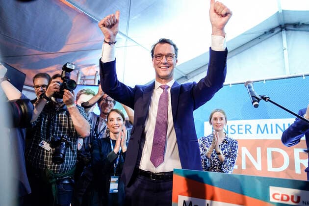 Bilder des Jahres 2022, News 05 Mai News Bilder des Tages CDU Wahlabend Party bei der CDU NRW nach der Landtagswahl Aktuell, 15.05.2022, Duesseldorf, Der amtierende und wieder frisch gewaehlter Ministerpraesident Hendrik Wuest spricht bei der CDU Wahlparty zu seinen Anhaengern mit Ehefrau Katharina und laesst sich feiern nach der Landtagswahl 2022 Duesseldorf Nordrhein-Westfalen Deutschland *** CDU election night party at the CDU NRW after the state election Current, 15 05 2022, Duesseldorf, The incumbent and again freshly elected State Premier Hendrik Wuest speaks at the CDU election party to his supporters with wife Katharina and lets himself celebrate after the state election 2022 Duesseldorf North Rhine Westphalia Germany
