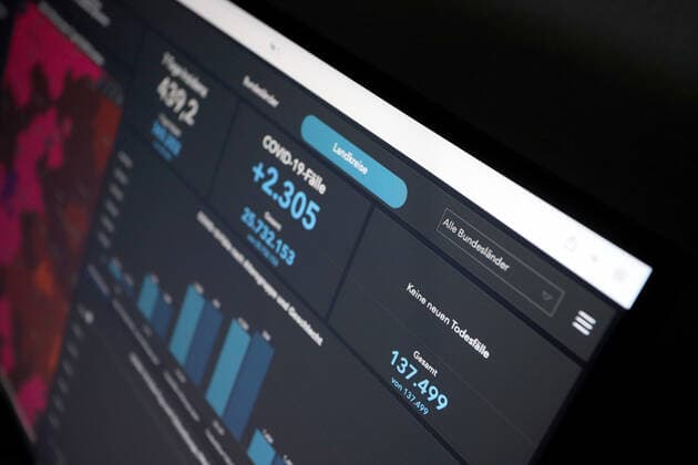 Dashboard des RKI, die 7-Tage-Inzidenz liegt nun bei 439,2 es werden KEINE NEUEN TODESFAELLE (TODESFÄLLE) gemeldet. 7-Tage-Inzidenz, Dashboard des RKI auf einem Monitor am 16.05.2022 in Siegen Deutschland.
