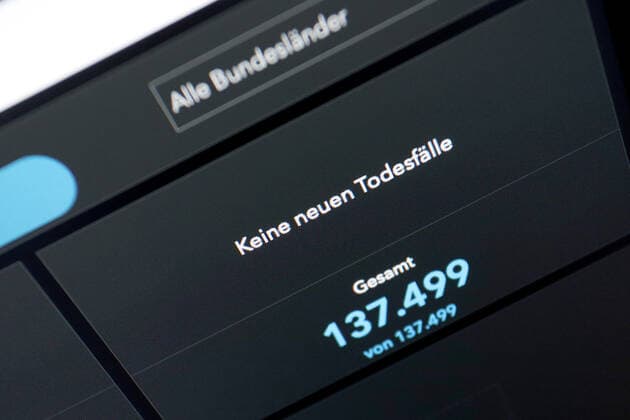 Dashboard des RKI, die 7-Tage-Inzidenz liegt nun bei 439,2 es werden KEINE NEUEN TODESFAELLE (TODESFÄLLE) gemeldet. 7-Tage-Inzidenz, Dashboard des RKI auf einem Monitor am 16.05.2022 in Siegen Deutschland.