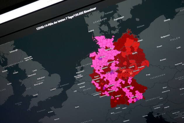 Dashboard des RKI, die 7-Tage-Inzidenz liegt nun bei 439,2 es werden KEINE NEUEN TODESFAELLE (TODESFÄLLE) gemeldet. 7-Tage-Inzidenz, Dashboard des RKI auf einem Monitor am 16.05.2022 in Siegen Deutschland.