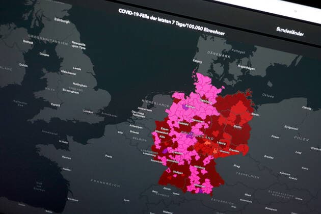 Dashboard des RKI, die 7-Tage-Inzidenz liegt nun bei 439,2 es werden KEINE NEUEN TODESFAELLE (TODESFÄLLE) gemeldet. 7-Tage-Inzidenz, Dashboard des RKI auf einem Monitor am 16.05.2022 in Siegen Deutschland.