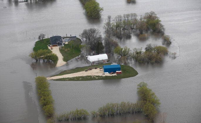 May 15, 2022, WINNIPEG, MB, CANADA: Properties just outside Winnipeg are isolated as a result of the Red River overflowing its banks south of Winnipeg, Sunday, May 15, 2022. WINNIPEG CANADA  - ZUMAc35_ 20220515_zaf_c35_091 Copyright: xJohnxWoodsx
