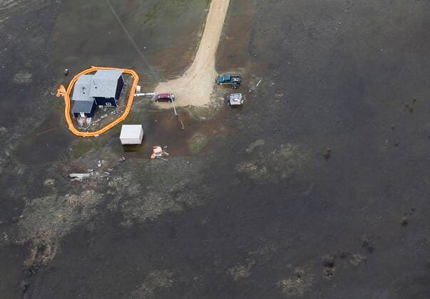 May 15, 2022, WINNIPEG, MANITOBA, CANADA: A home on Peguis First Nation with a Tiger Dam around it for Fisher River flooding north of Winnipeg, Sunday, May 15, 2022. Residents of the community were evacuated. The river levels have dropped considerably this week. WINNIPEG CANADA  - ZUMAc35_ 20220515_zaf_c35_157 Copyright: xJohnxWoodsx