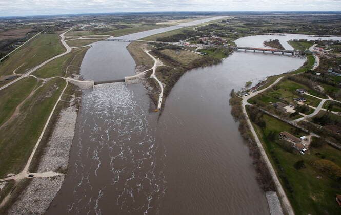May 15, 2022, WINNIPEG, MANITOBA, CANADA: The Winnipeg Floodway outlet, left and the Red River just north of Winnipeg, Sunday, May 15, 2022. The floodway is used to divert Red River flood water around the city of Winnipeg. WINNIPEG CANADA  - ZUMAc35_ 20220515_zaf_c35_170 Copyright: xJohnxWoodsx
