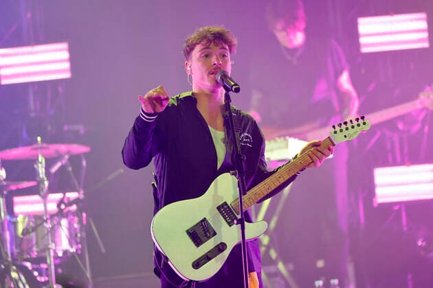 Musiker und Webvideoproduzent Roman Lochmann mit seiner Band HE RO bei ihrem Debütkonzert im Theater am Tanzbrunnen. Köln, 15.05.2022 NRW Deutschland Copyright: xChristophxHardtx