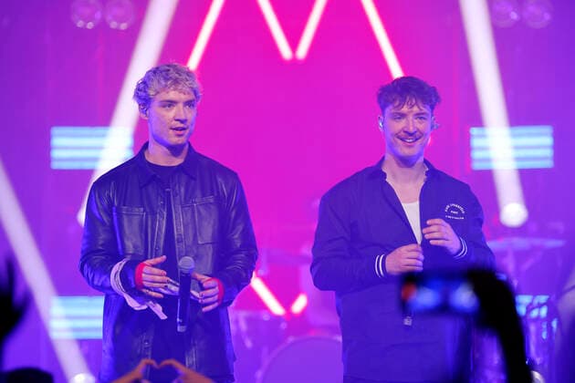 Die Musiker und Webvideoproduzenten Heiko Lochmann und Roman Lochmann mit ihrer Band HE RO bei ihrem Debütkonzert im Theater am Tanzbrunnen. Köln, 15.05.2022 NRW Deutschland Copyright: xChristophxHardtx